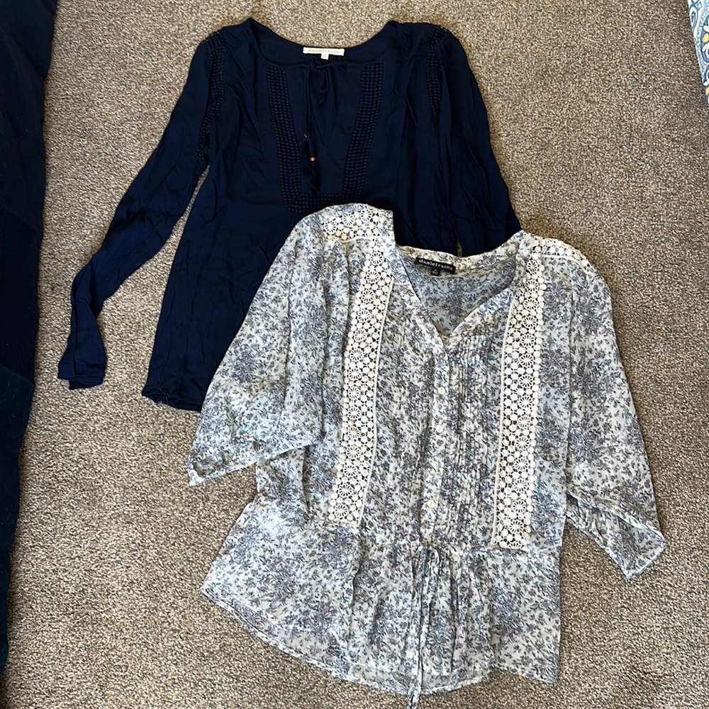 Daniel Rainn set of two women size medium blouses